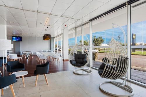 ห้องส่วนกลางสำหรับนั่งเล่น/ดูทีวี, B&B HOTEL Cantanhede Coimbra in คานตานฮีด