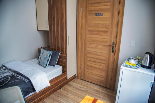 Troy Lodge - image 3