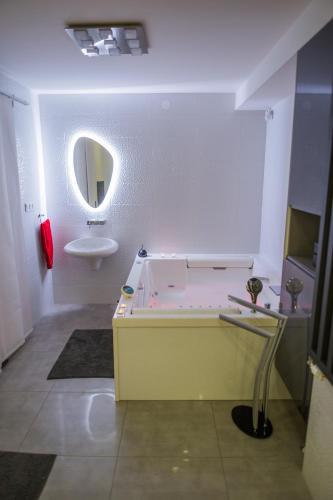 Apartment PLAZA ----Wallbox 11kW 16A ----- Private SPA- Jacuzzi, Infrared Sauna, Luxury massage chair, Parking, Entry with PIN 0 - 24h, FREE CANCELLATION UNTIL 2 PM ON THE LAST DAY OF CHECK IN