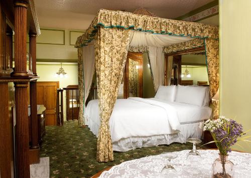 Dorymans Oceanfront Inn in Newport Beach, USA