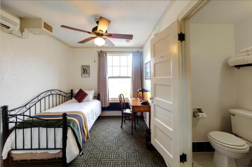 2 twin beds
