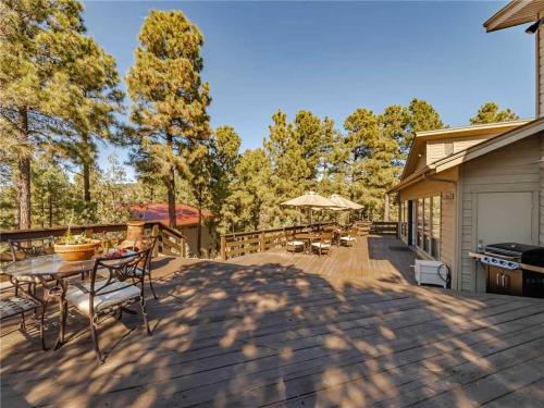 A Trip to Heaven 5 Bedrooms Pool Table Fireplace WiFi Grill Sleeps 12 - image 3