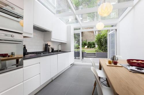 Notting Hill Gate Villa Sleeps 5 Wifi, , London