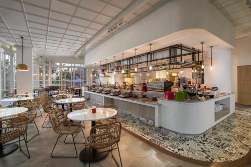 Food and beverages, Hotel Kampi Tunjungan - Surabaya near Gubeng Train Station