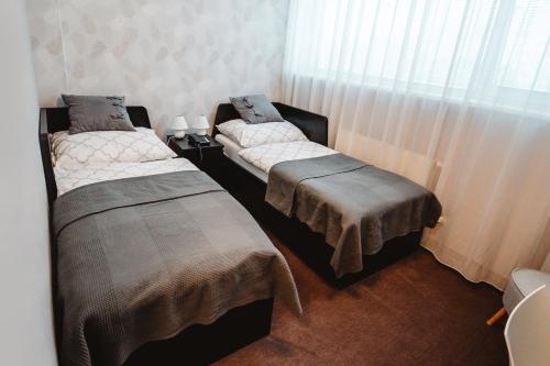 2 twin beds