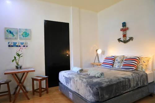 1 double bed, 1 twin bed