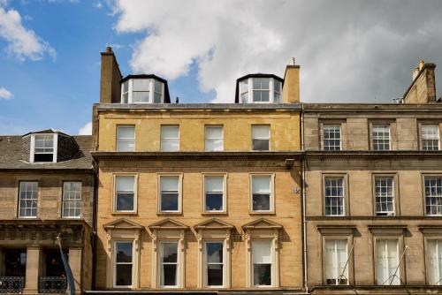 ALTIDO Luxury 2 and 3 bed flats on Historic George Street