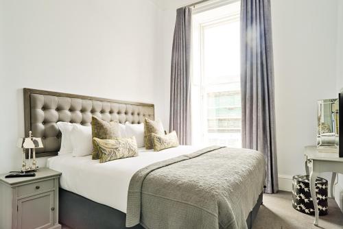 ALTIDO Luxury 2 and 3 bed flats on Historic George Street