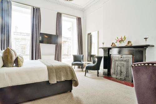 ALTIDO Luxury 2 and 3 bed flats on Historic George Street