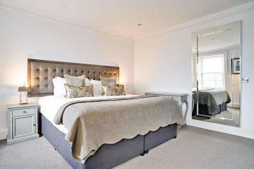 ALTIDO Luxury 2 and 3 bed flats on Historic George Street