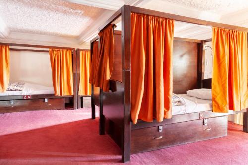 Palmers Lodge Swiss Cottage - image 3