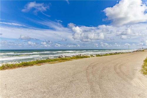 Artist Retreat 2 Bedrooms Summer Haven 3 Houses to Beach Sleeps 7 - image 4