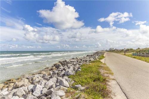 Artist Retreat 2 Bedrooms Summer Haven 3 Houses to Beach Sleeps 7 - image 7