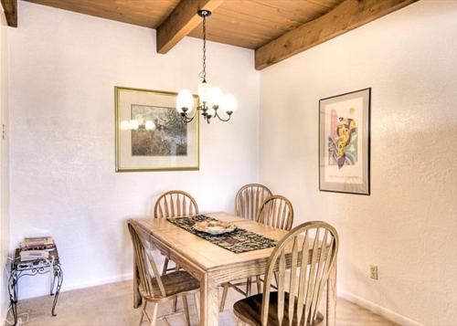 Artist Road #18 2 Bedrooms Sleeps 4 Flat Screen TV Pool Access WiFi - image 7
