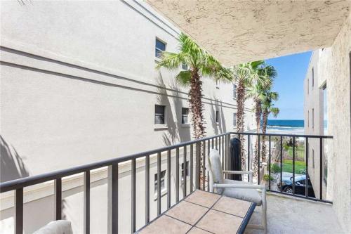 Beachcomber 301 2 Bedrooms Near Mayo Clinic Sleeps 4 Pool - image 3