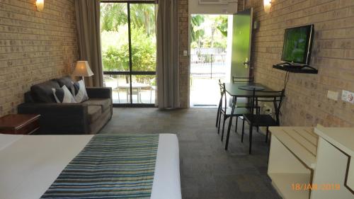 โรงแรมทาวเวอร์ คอร์ท (Tower Court Motel) in อ่าวเฮอร์วี่