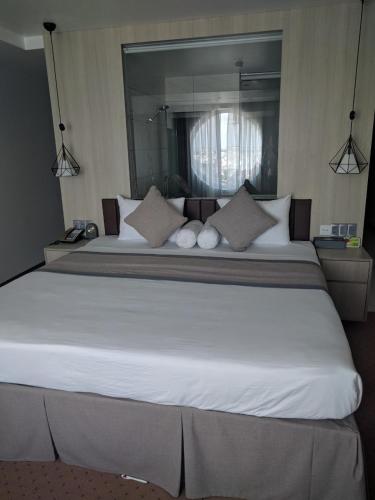 Deluxe Double Room image 7