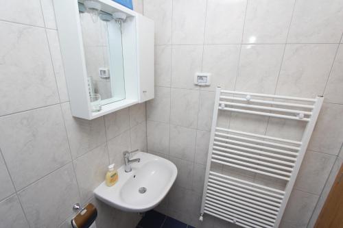 One-Bedroom Apartment with Balcony and Sea View image 4