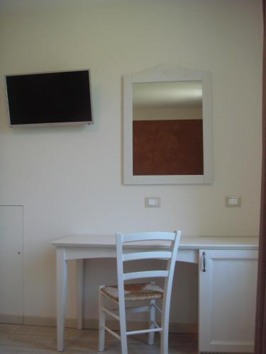 Double or Twin Room image 4