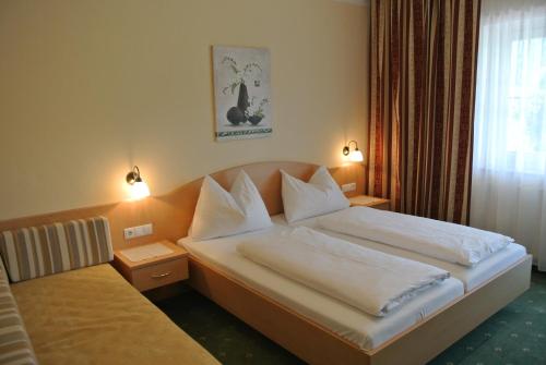 1 queen bed, 1 sofa bed