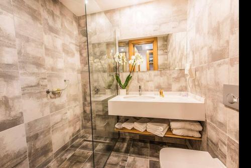Ingate Elite Suite Hotel - image 2