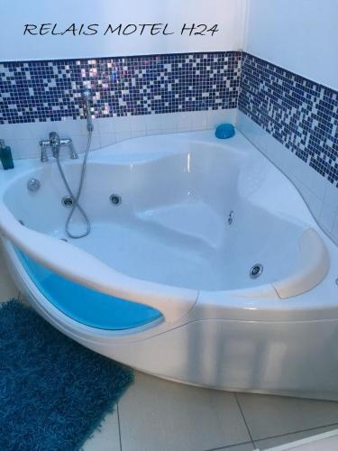  MOTEL 24H in Aversa