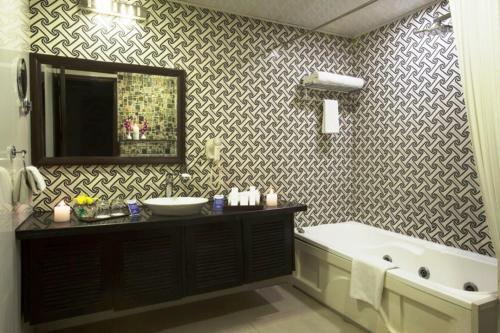 room detail thumbnail 2