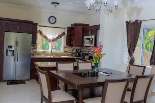 Tropical Luxury Dreams in โคโคนัทโกรฟ