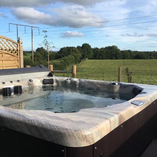 Arvalee Retreat With Outdoor HotTub - B&B in County Tyrone