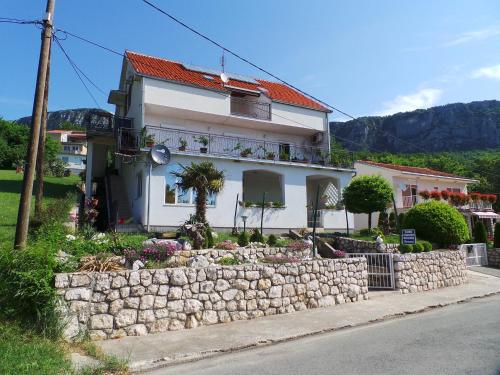  Apartments in Bribir 15261, Pension in Bribir