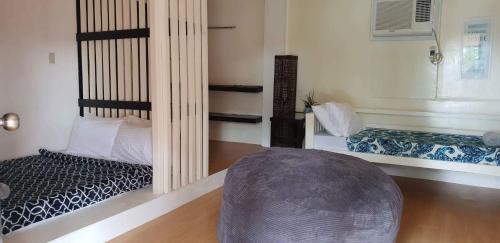 1 double bed, 1 twin bed, 2 bunk beds
