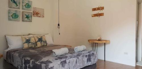 1 double bed, 1 twin bed