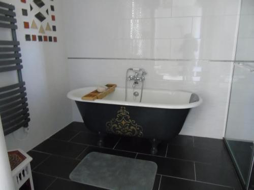 Badkamer, Eco Logis de Chantegrolle in Champagne-Mouton