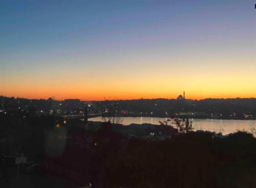  Central Flat With Golden Horn Wiev, Ferienwohnung in Istanbul
