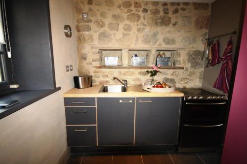 Kitchen, L'Oustal du Domaine de Louveraude in Chenerailles