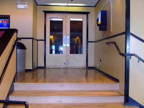 مدخل, The Yukon Inn in وايت هورس