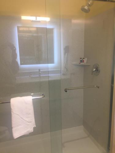 Days Inn by Wyndham Freeport - image 6