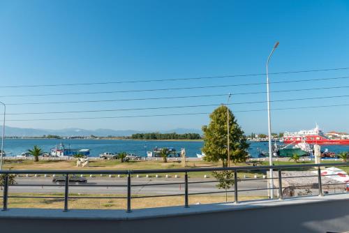 Port Side Luxury Apartments in Keramotí