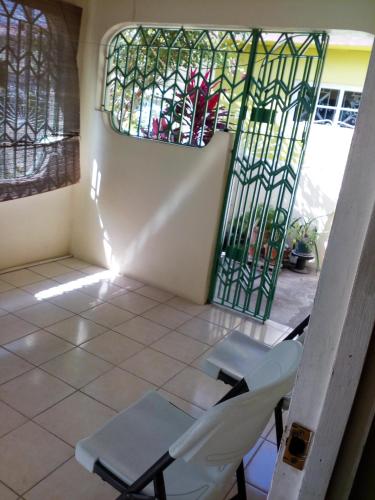 Dotări, Cozy & Comfy in Portmore