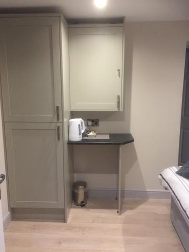 Private en-suite guestroom Ruthin in รัททิน