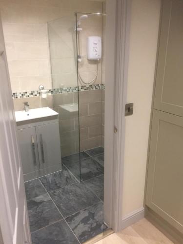 Private en-suite guestroom Ruthin in รัททิน