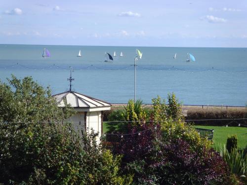 Breakers Bed and Breakfast – Eastbourne