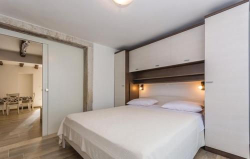 Apartment Nena- apartman sa posebnim ulazom u prizemlju, terasom i zelenom okucnicom