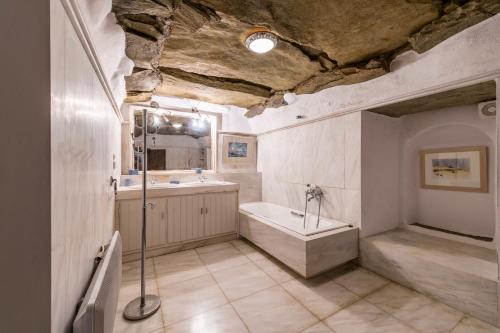 Vannas istaba, Anezas Mansion stone-built traditional villa in Ormos Korthiou (Cyclades)
