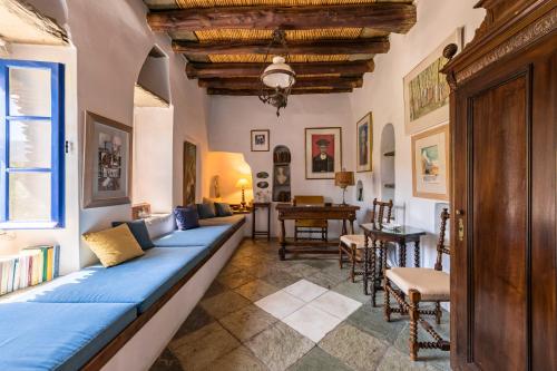 Atpūtas iespējas, Anezas Mansion stone-built traditional villa in Ormos Korthiou (Cyclades)
