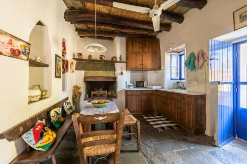 virtuve, Anezas Mansion stone-built traditional villa in Ormos Korthiou (Cyclades)