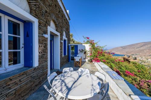 Apkārtne, Anezas Mansion stone-built traditional villa in Ormos Korthiou (Cyclades)