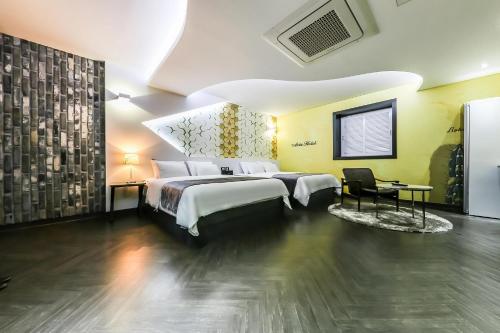 room detail thumbnail 1