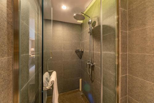 Chengdu Jiuzhaigou Hotel – Chengdu, IL