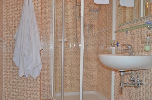Double or Twin Room image 9